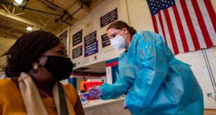 Turistas latinoamericanos viajan a EE.UU. a vacunarse contra el covid-19